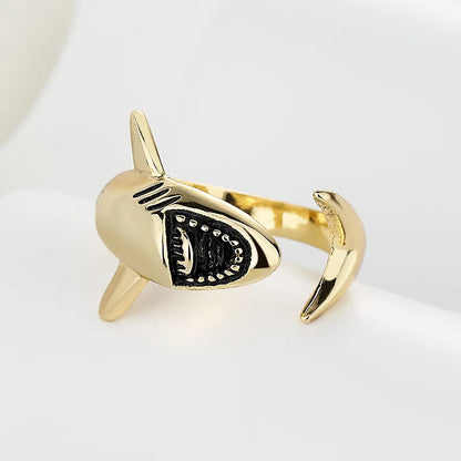 VELOURA Shark Ring