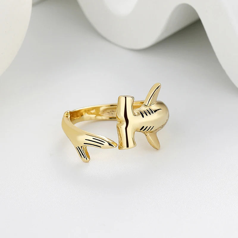 VELOURA Shark Ring