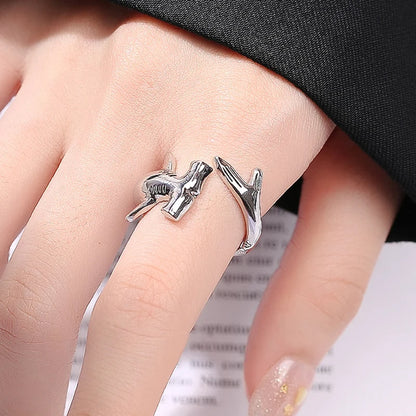 VELOURA Shark Ring